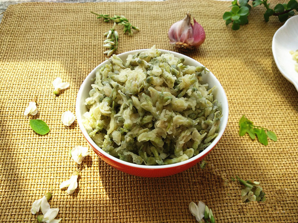 洋槐花蒸几分钟最好,蒸洋槐花麦饭的做法