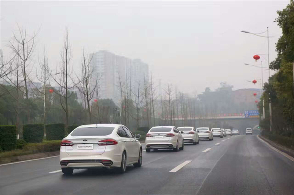 阿斯顿马丁4.7油耗实测,蒙迪欧对比阿斯顿马丁图片