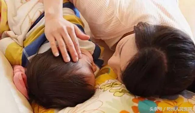 小女孩总是两眼泪汪汪……原来是睫毛“逆生长”