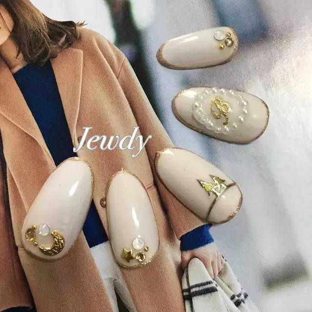 适合圣诞节的美甲你学会了吗,圣诞款美甲来啦简单的法式风