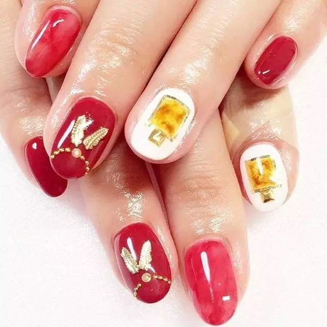 适合圣诞节的美甲你学会了吗,圣诞款美甲来啦简单的法式风