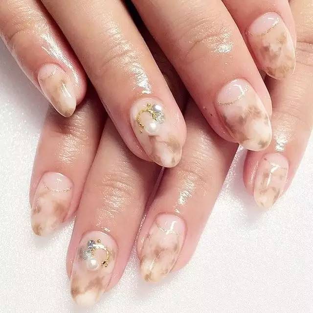 适合圣诞节的美甲你学会了吗,圣诞款美甲来啦简单的法式风