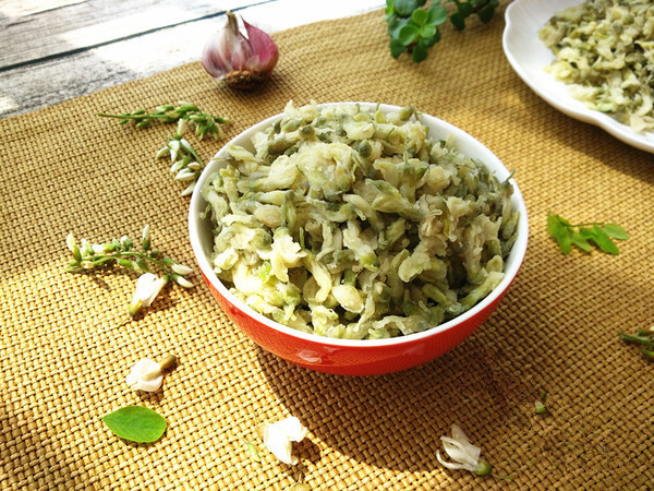 洋槐花蒸几分钟最好,蒸洋槐花麦饭的做法