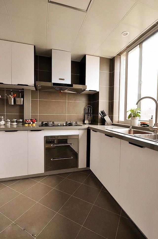 刚入住新房同事来做客说厨房太白容易脏其实根本不会哦