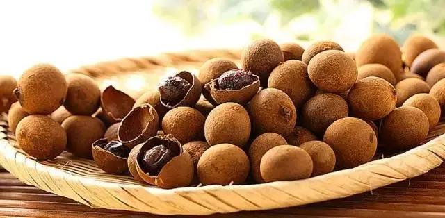 龙眼干枸杞治近视是谁说的,龙眼与枸杞泡水喝有助于治疗近视