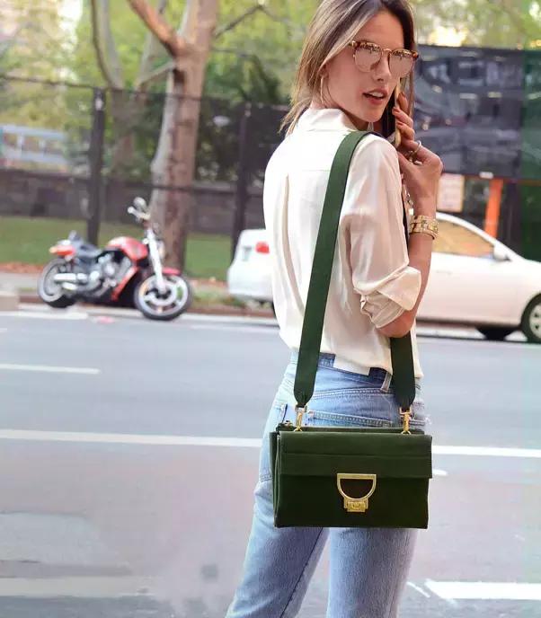 包治百病,我与时髦girl之间只差一枚“麂皮”包了!