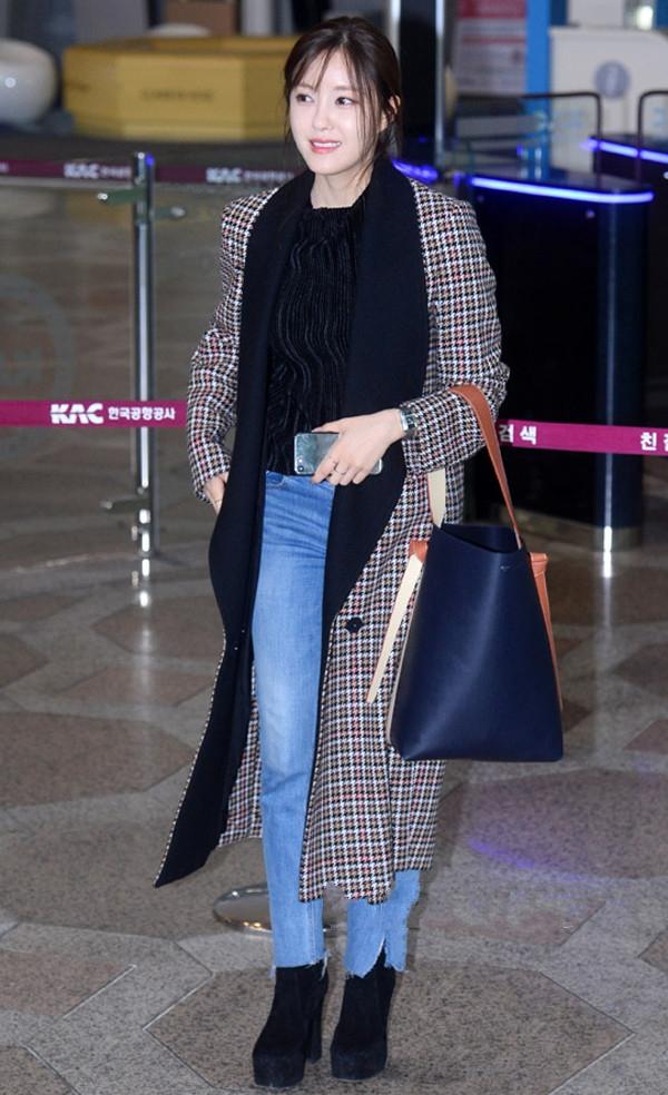 韩国女明星皮衣机场街拍,韩国女明星穿阿迪