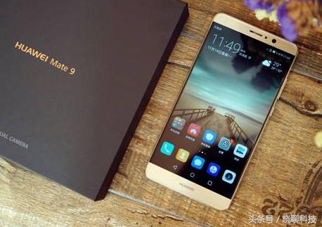 三星顶级曲面屏,三星回应被曝限制手机性能