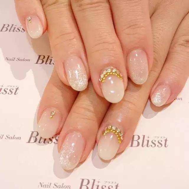 适合圣诞节的美甲你学会了吗,圣诞款美甲来啦简单的法式风