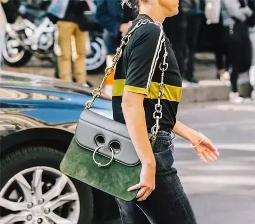 包治百病,我与时髦girl之间只差一枚“麂皮”包了!