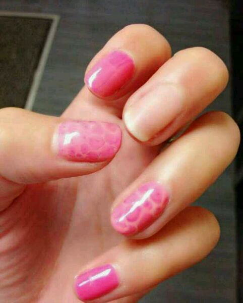 女人涂甲油,女生涂大红色脚甲油