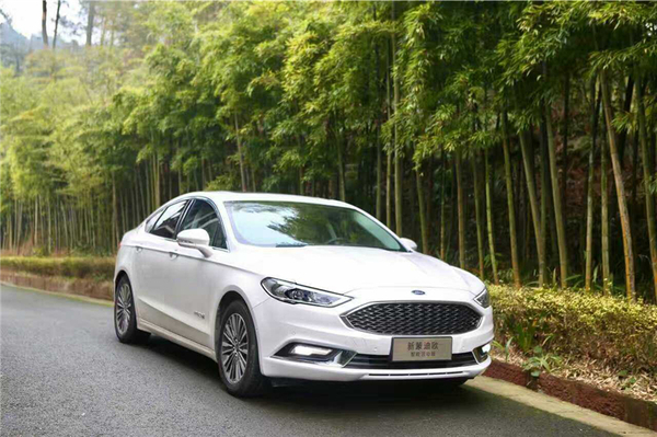 阿斯顿马丁4.7油耗实测,蒙迪欧对比阿斯顿马丁图片