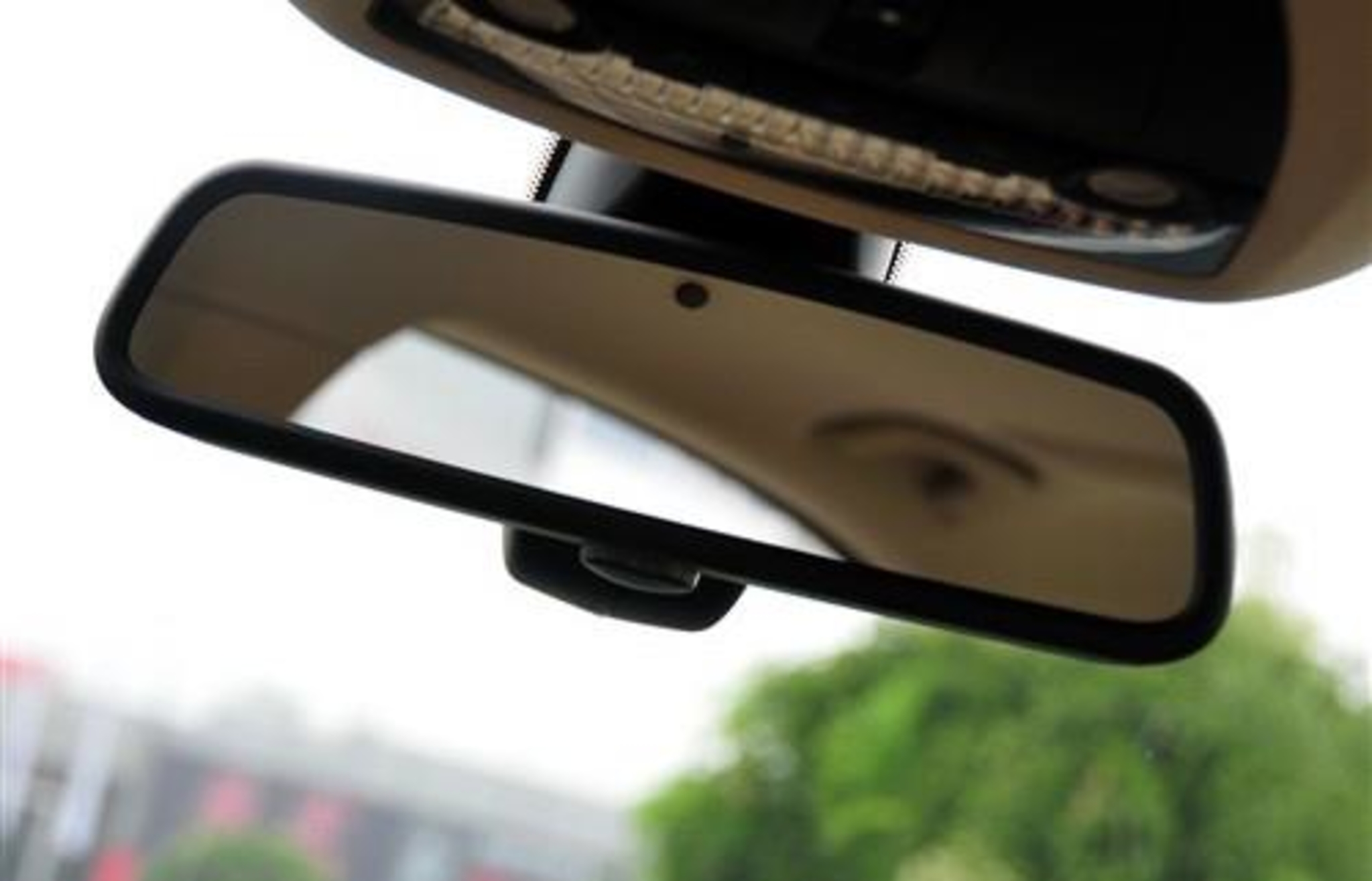 强光手电对付后车远光灯,小圆镜贴车尾对付远光狗效果如何