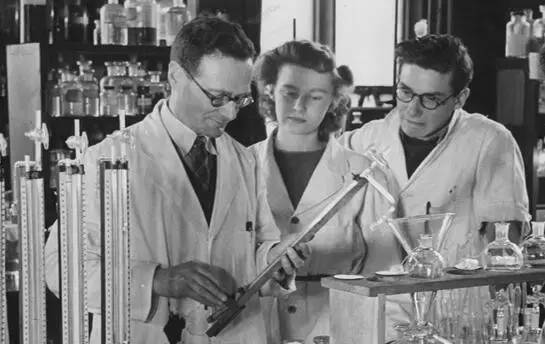 他被纳粹*害迫**，“玩拼图”玩出诺贝尔奖，打脸《Nature》