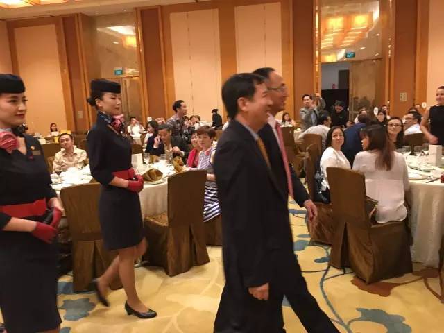“美女”与“夜寿”：中国东航60岁生日晚宴趴新加坡分场