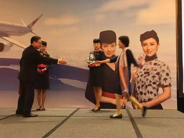 “美女”与“夜寿”：中国东航60岁生日晚宴趴新加坡分场