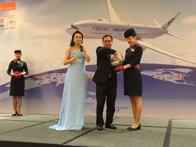 “美女”与“夜寿”：中国东航60岁生日晚宴趴新加坡分场