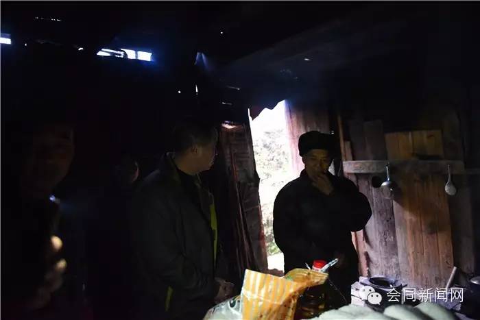 会同：昨天，欧阳海峰到道德模范家里检查年货