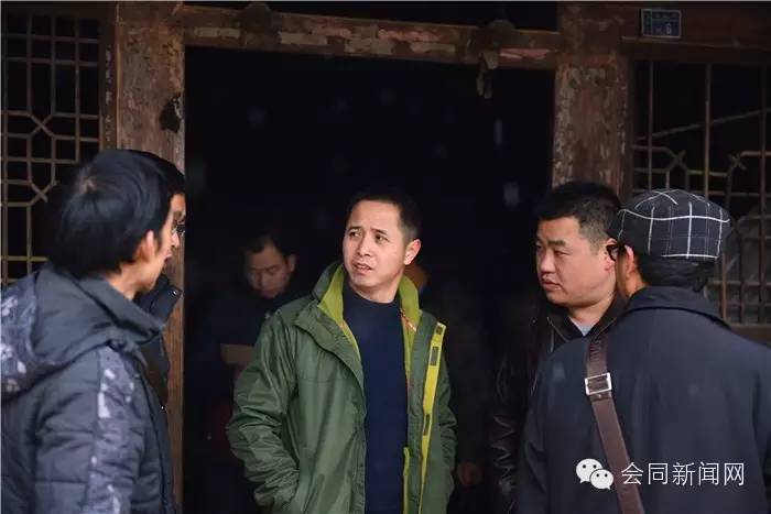 会同：昨天，欧阳海峰到道德模范家里检查年货