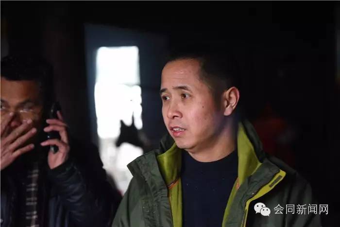 会同：昨天，欧阳海峰到道德模范家里检查年货