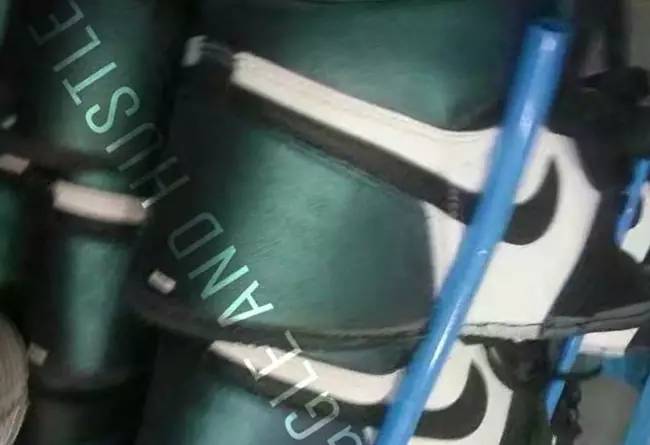 aj1现在哪双鞋值得入手,aj1两双不同配色一脚穿一只