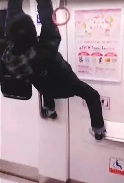 熊孩子在车里变成蜘蛛侠,熊孩子地铁上踩栏杆