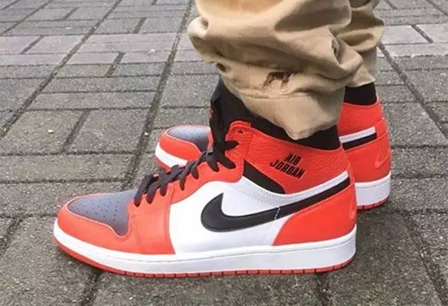 aj1现在哪双鞋值得入手,aj1两双不同配色一脚穿一只