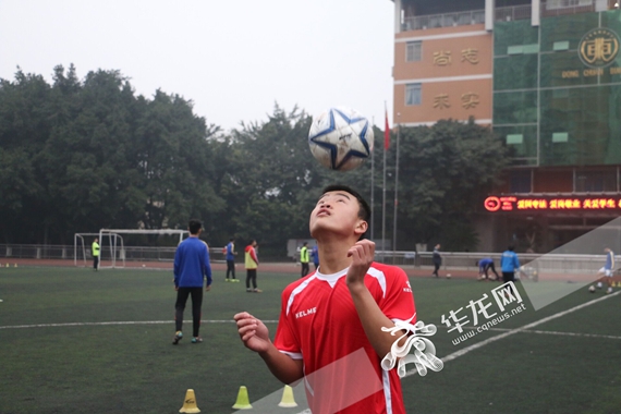 绿茵好少年寻访重庆七中校园“明星球员”人物系列报道刘易：从钢琴到足球，他是个总给人“惊喜”的前锋