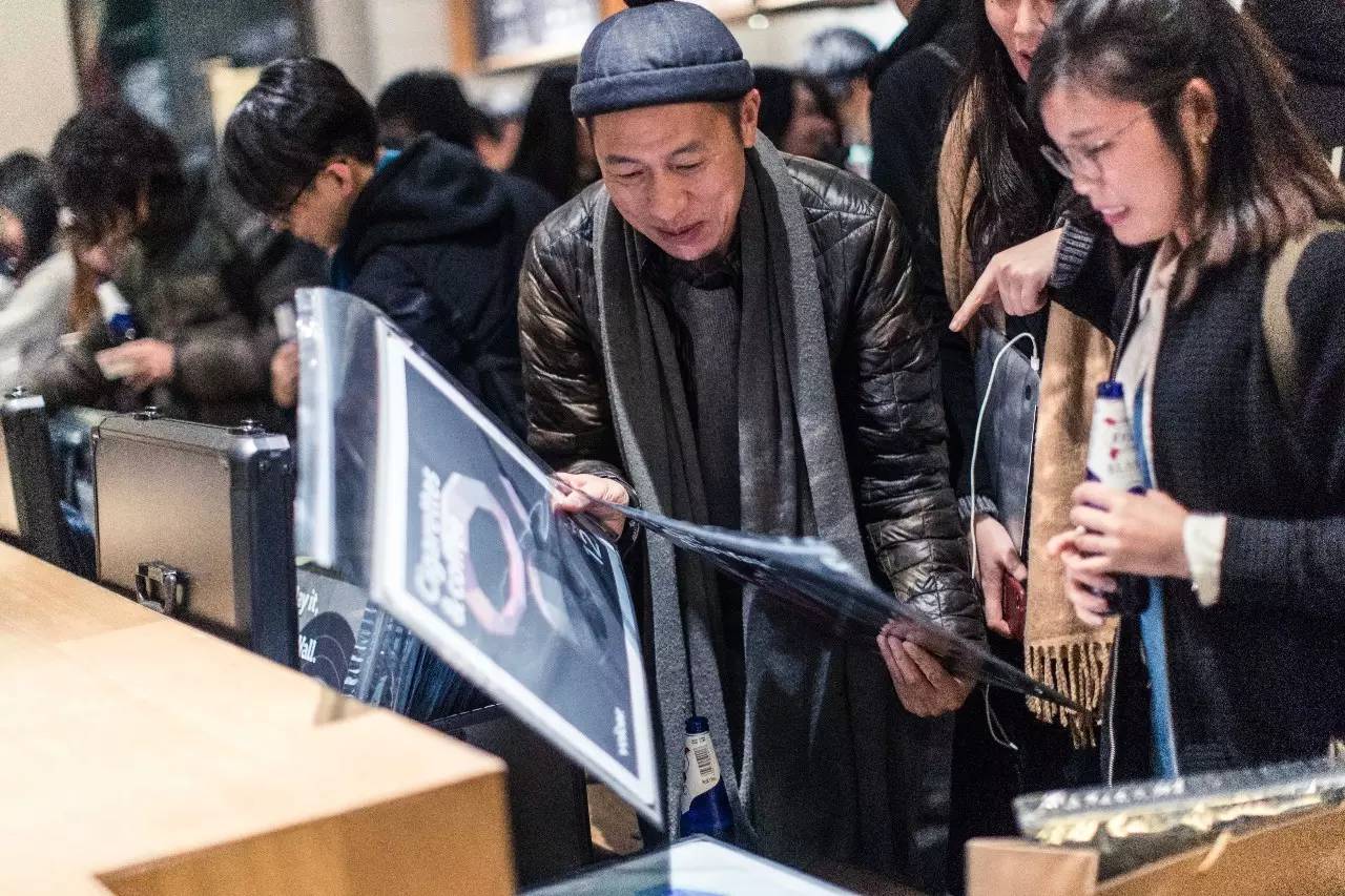 图集｜我们带着这些“黑胶唱片”和几百个好看的人，一起入侵了DOE