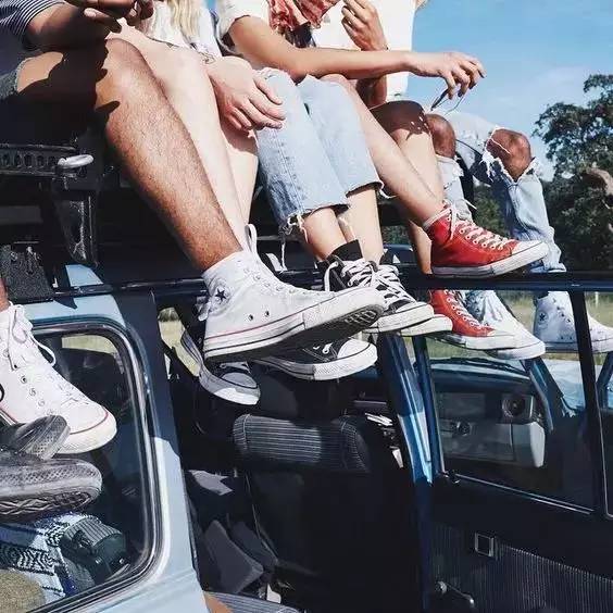 经典的帆布鞋这样搭配最舒服,帆布鞋真的很百搭怎么穿都不过时