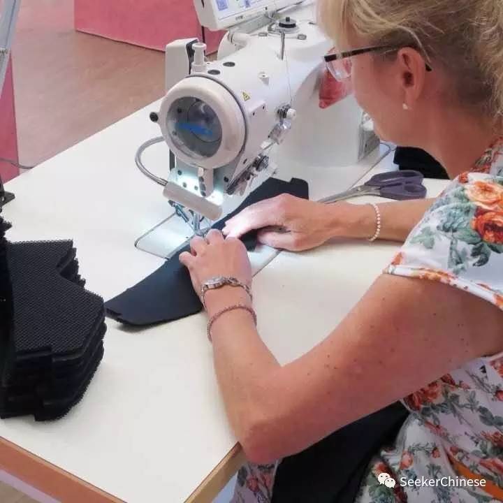 如私人订制般贴心精致的高品质体验，Leguano德国原装进口纯手工赤脚鞋祝大家圣诞快乐！新的一年从脚开始更加热爱生活！