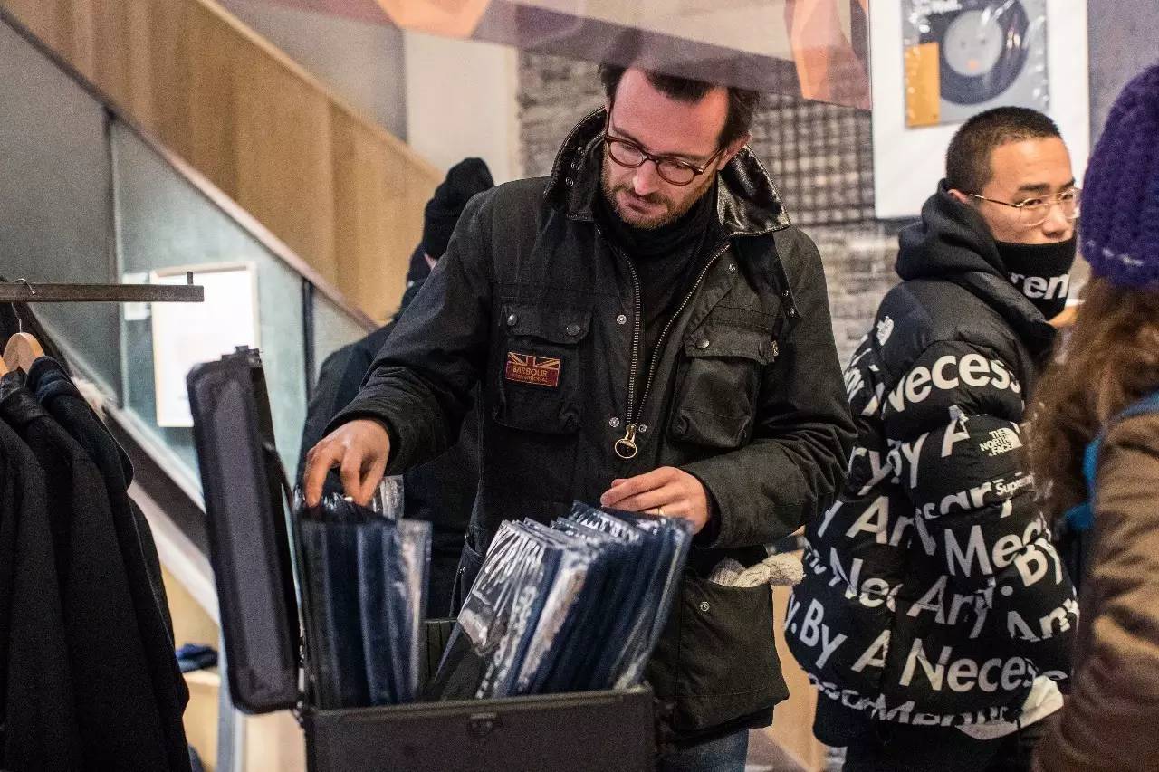 图集|我们带着这些“黑胶唱片”和几百个好看的人,一起入侵了DOE