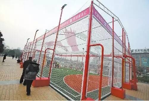 泉城广场有踢毽子的么,泉城广场大屏幕播放足球赛