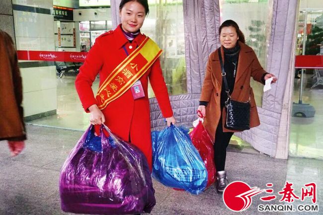 “小酒窝”爱心基金帮路费不够旅客回家