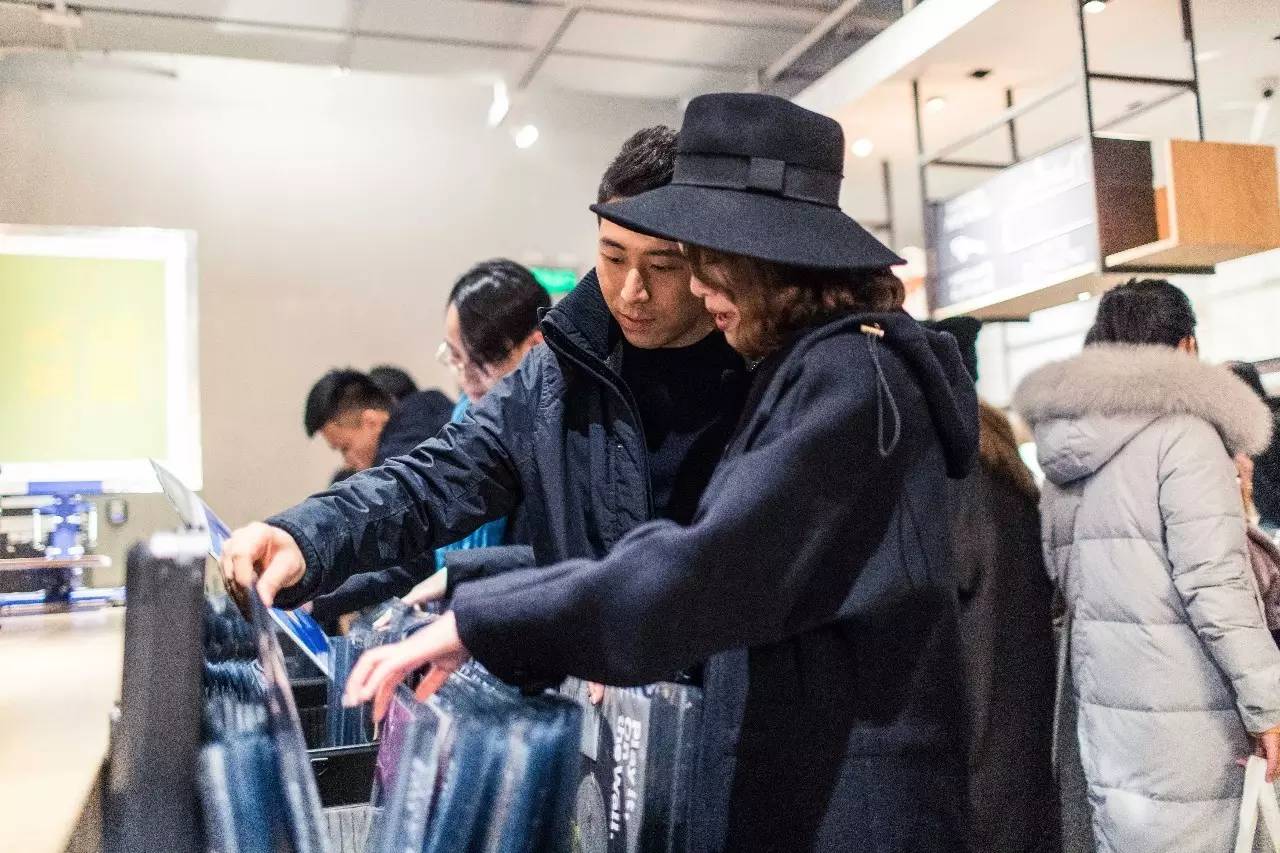 图集｜我们带着这些“黑胶唱片”和几百个好看的人，一起入侵了DOE