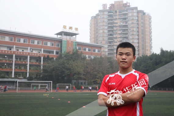 绿茵好少年寻访重庆七中校园“明星球员”人物系列报道刘易：从钢琴到足球，他是个总给人“惊喜”的前锋