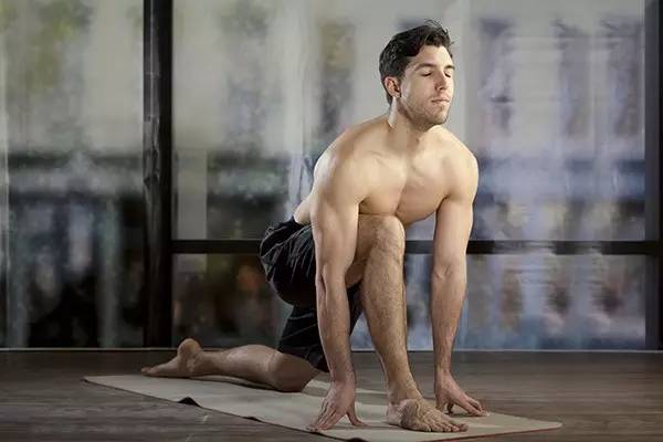 男人练瑜伽初级教程在家练,男人练瑜伽基础