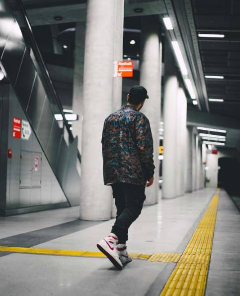 aj1现在哪双鞋值得入手,aj1两双不同配色一脚穿一只