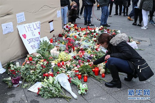 丧心病狂!恐怖分子吻别7岁女儿送其当“人肉*弹炸**”