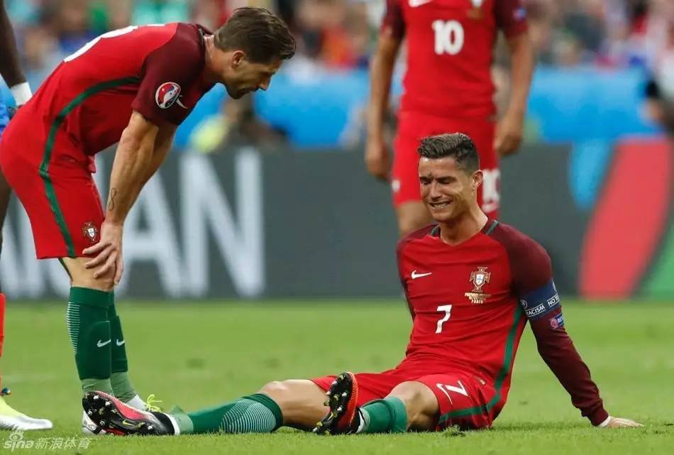 2021足坛感动泪目瞬间,2016足坛十大催人泪下的瞬间