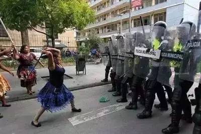 战斗民族大妈玩ak47,战斗民族的大妈有多强悍