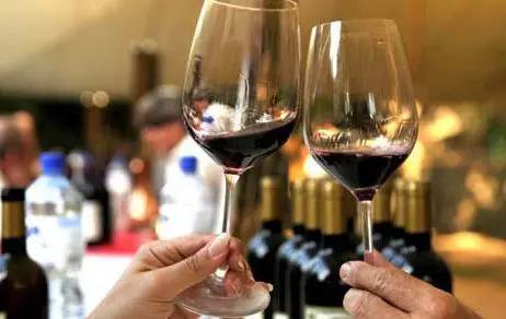 揭秘中国新三板第一富豪发家史，竟然靠一个司机的投资缔造千亿帝国！