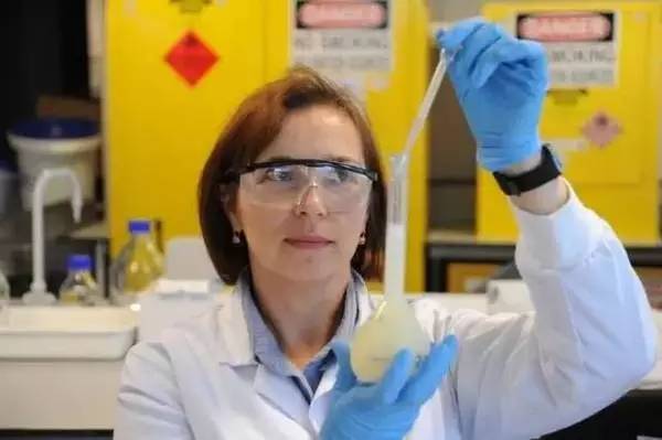 我们采访了四个国家和地区的姑娘们,来认真跟你聊一聊必买保健品这件事