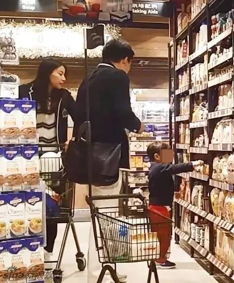 郭晶晶霍启刚逛超市视频,霍启刚郭晶晶逛街买菜