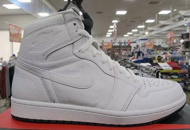 aj1现在哪双鞋值得入手,aj1两双不同配色一脚穿一只