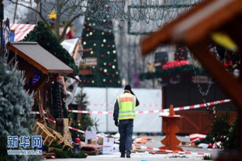 丧心病狂!恐怖分子吻别7岁女儿送其当“人肉*弹炸**”