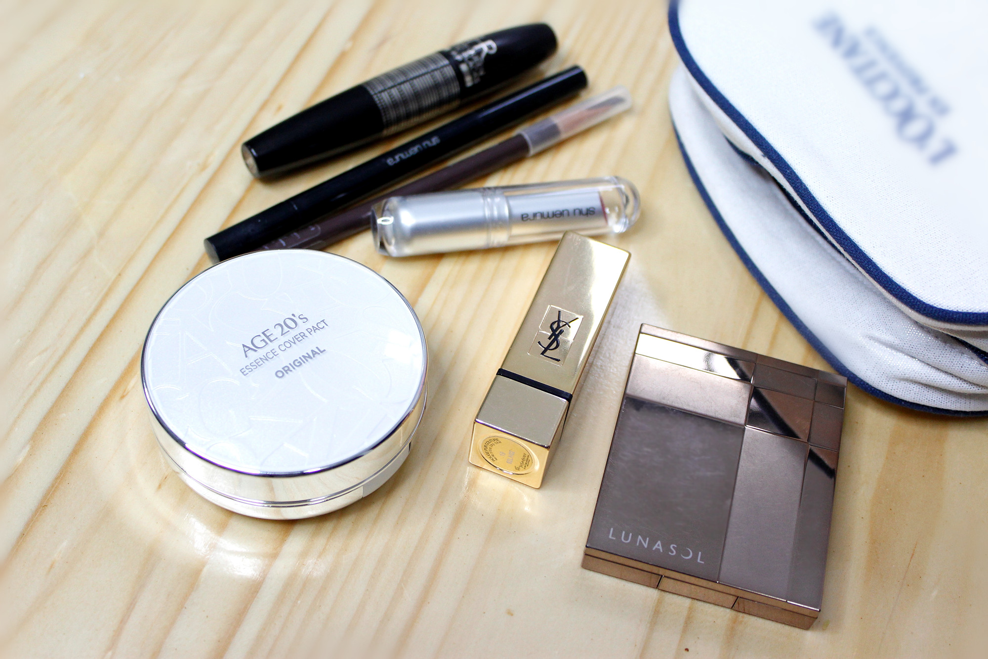 打造水光肌秋冬美白,age20s精华粉底霜色号