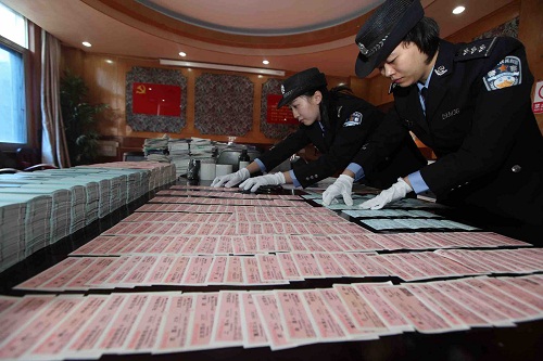 犯罪嫌疑人购买火车票,用假火车票报销属于什么罪