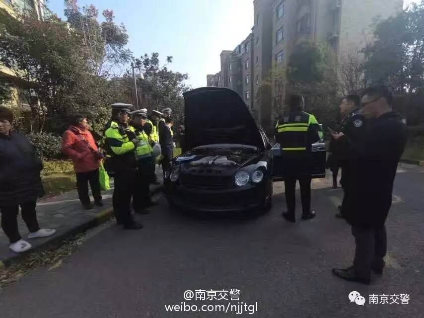 「一路有你」爷爷哄孙子，教2岁孩子在马路上开叉车……婚礼上的超豪华车队没接新娘去了哪里？