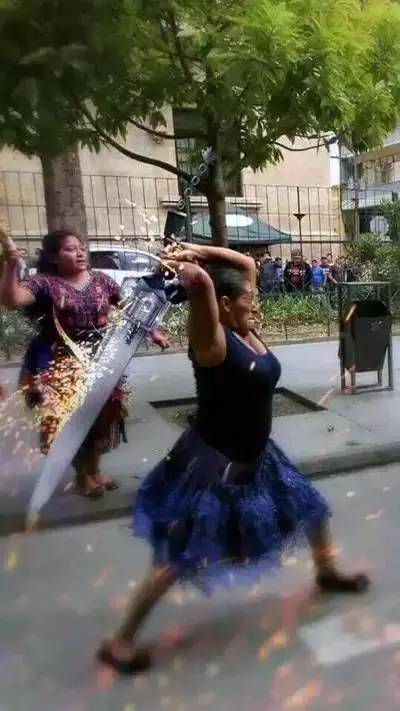 战斗民族大妈玩ak47,战斗民族的大妈有多强悍